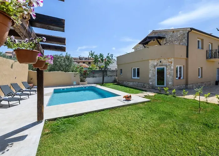 Holiday House Boky