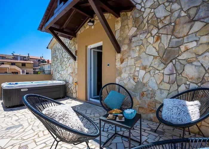 Holiday House Boky