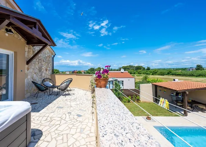 Holiday House Boky