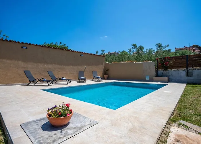 Holiday House Boky